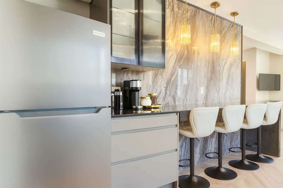 Bar-cuisine à Boischatel — un design chic et des finitions superbes se conjuguent pour offrir un espace élégant, idéal pour cuisiner, partager et savourer des moments conviviaux.