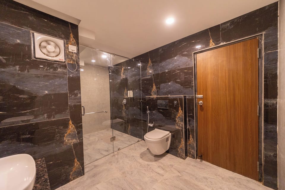 Executive Room, City View | Bathroom | Bathrobes