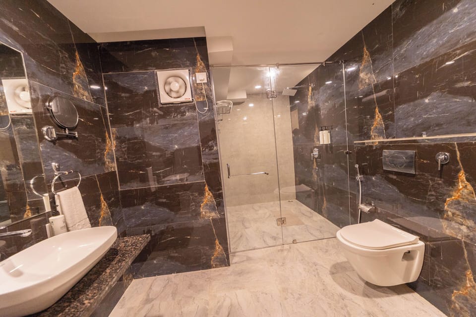 Executive Room, City View | Bathroom | Bathrobes