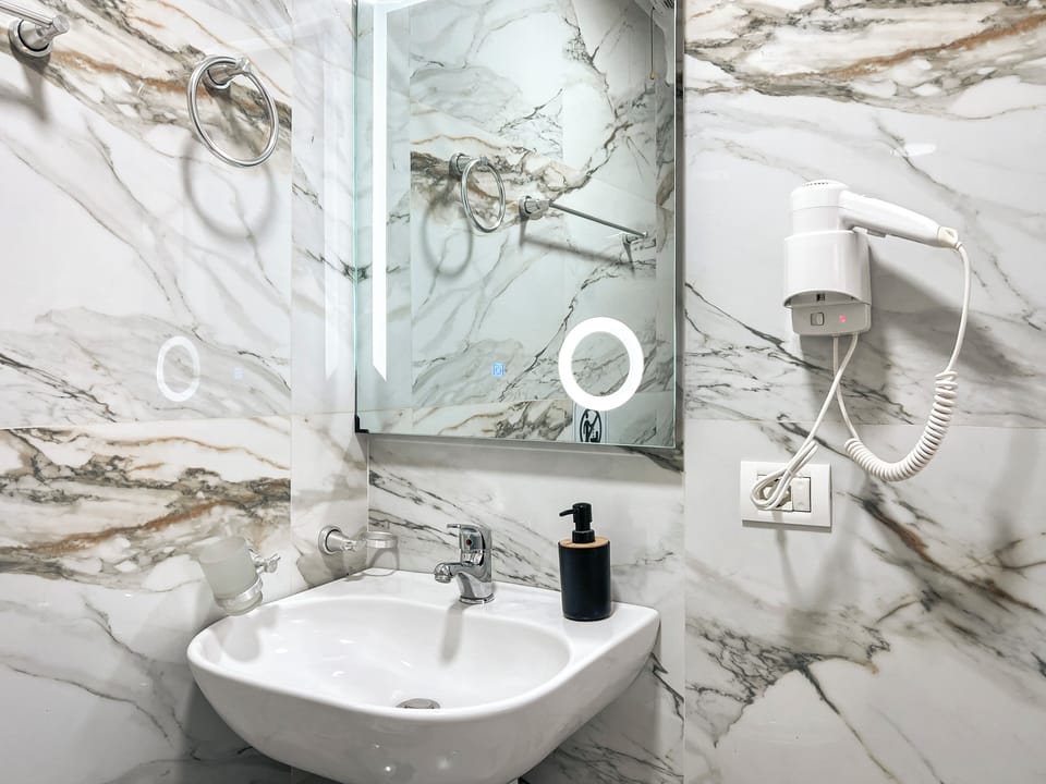 Comfort Double Room, City View | Bathroom | Shower, hair dryer, slippers, towels