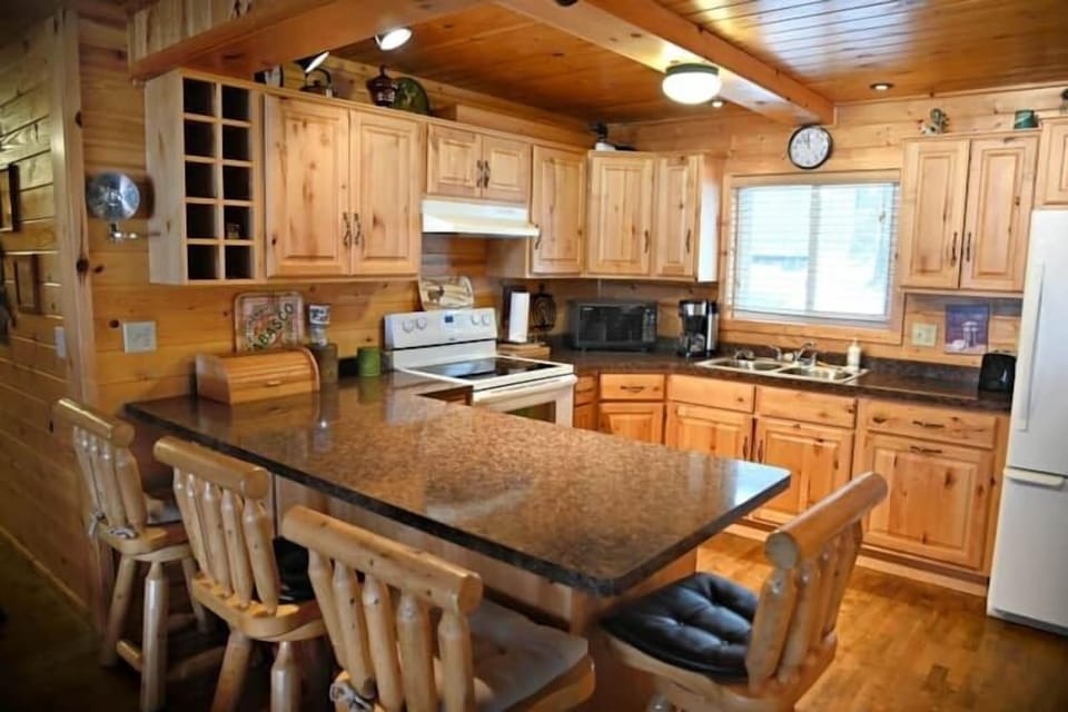 House, 3 Bedrooms | Private kitchen | Coffee/tea maker, fridge, oven, toaster