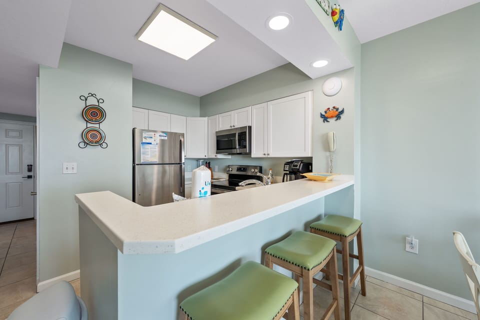 Signature Condo, 2 Bedrooms, Pets Allowed, Beach View | Private kitchen | Fridge, microwave, oven, stovetop