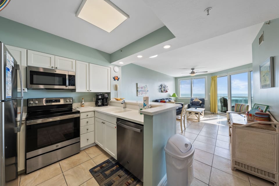 Signature Condo, 2 Bedrooms, Pets Allowed, Beach View | Private kitchen | Fridge, microwave, oven, stovetop