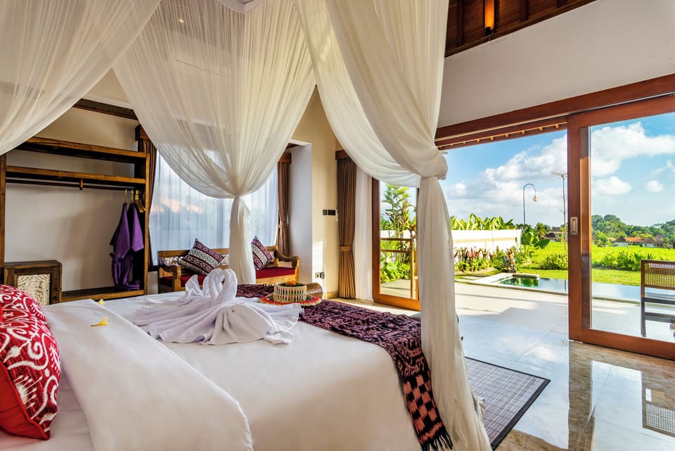 Egyptian cotton sheets, premium bedding, pillowtop beds, desk