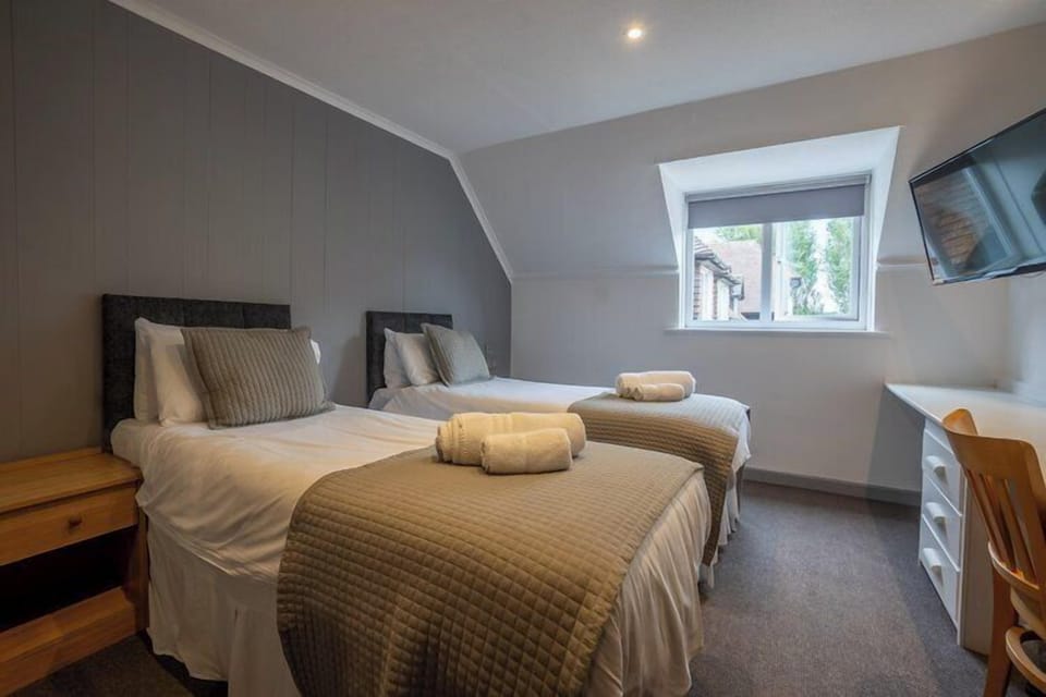 Comfort Twin Room, Courtyard View | Premium bedding, iron/ironing board, free WiFi, bed sheets