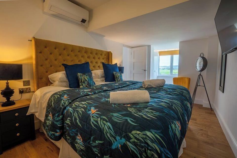 Deluxe Suite | Premium bedding, iron/ironing board, free WiFi, bed sheets