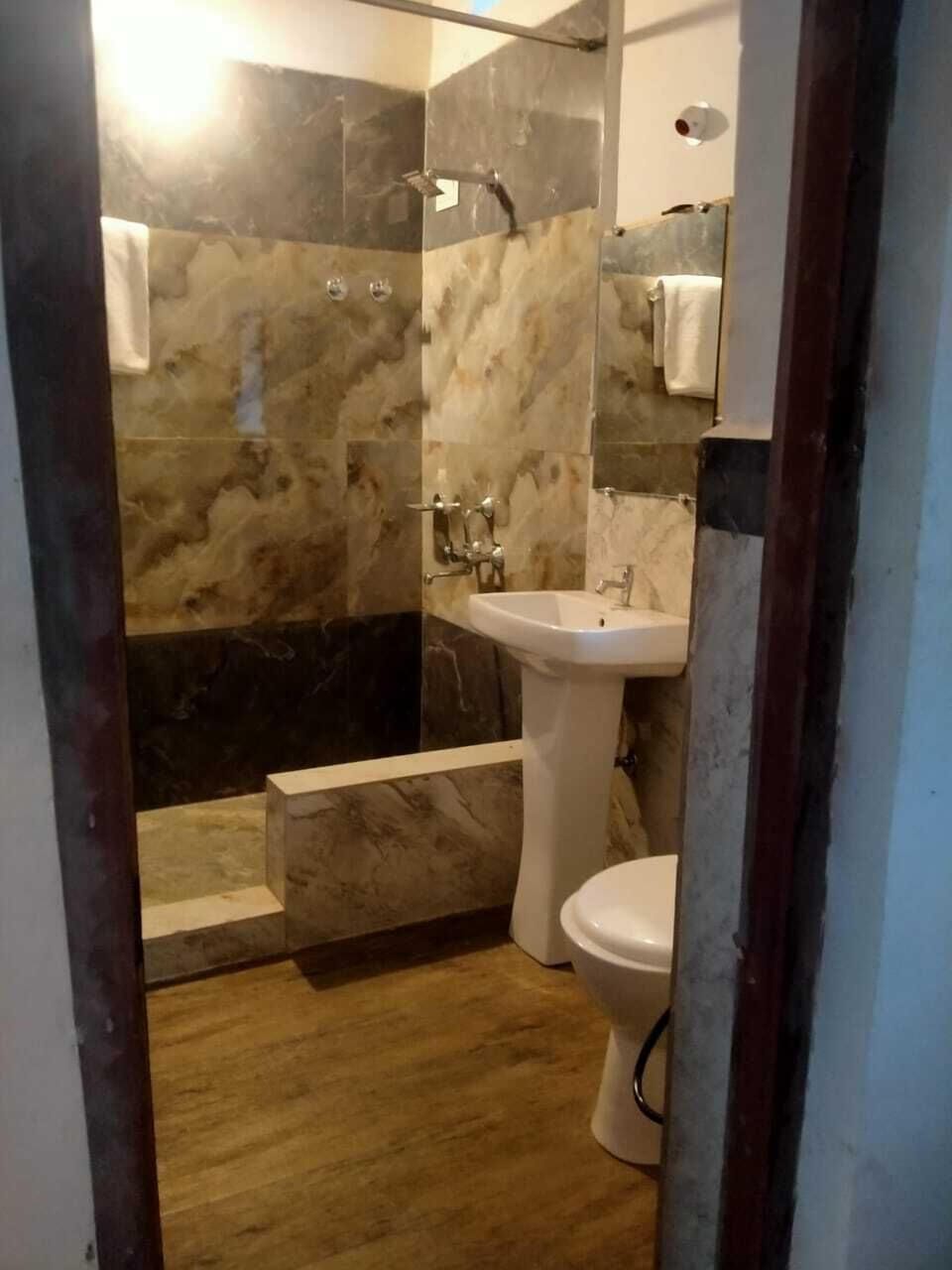 Classic Double Room, Garden View | Bathroom | Shower, free toiletries, towels, soap