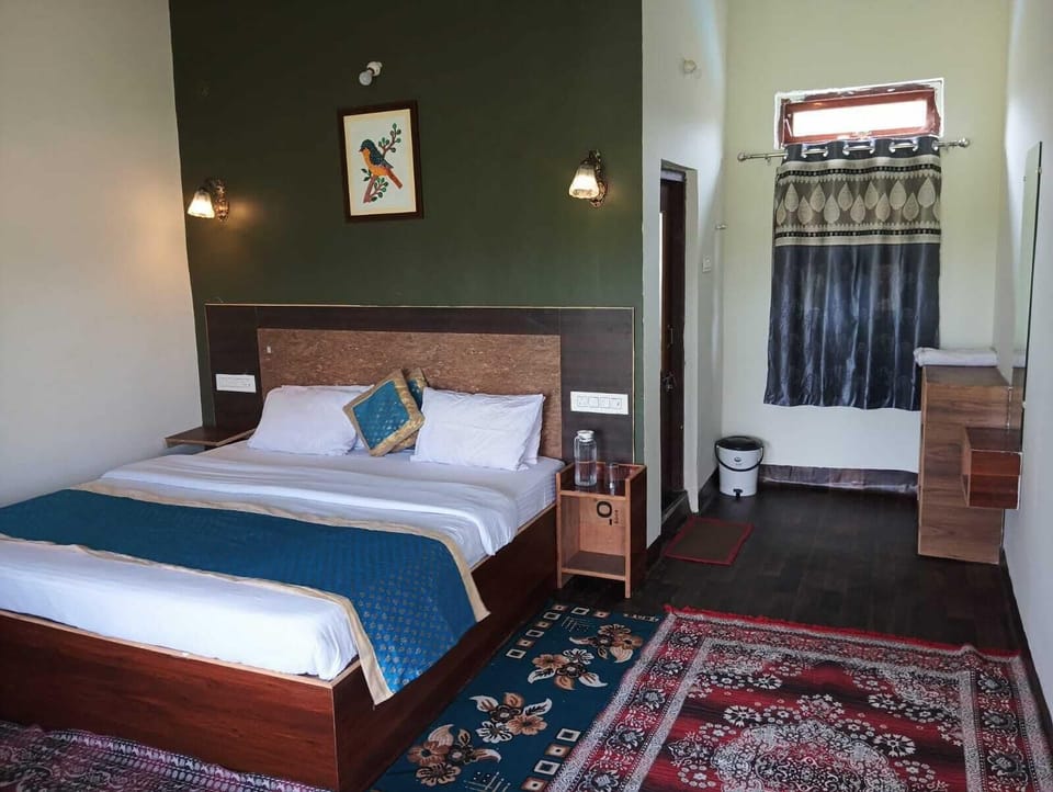 Classic Double Room, Garden View | Desk, free WiFi