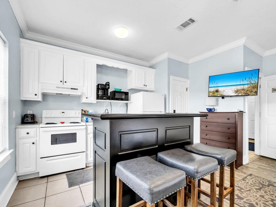 Condo, 1 Queen Bed (3B - The Seaglass Shack) | Private kitchen | Oven, toaster