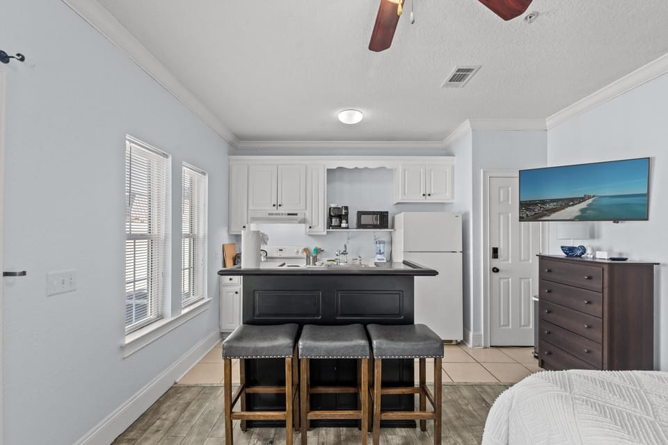 Condo, 1 Queen Bed (3B - The Seaglass Shack) | Private kitchen | Oven, toaster