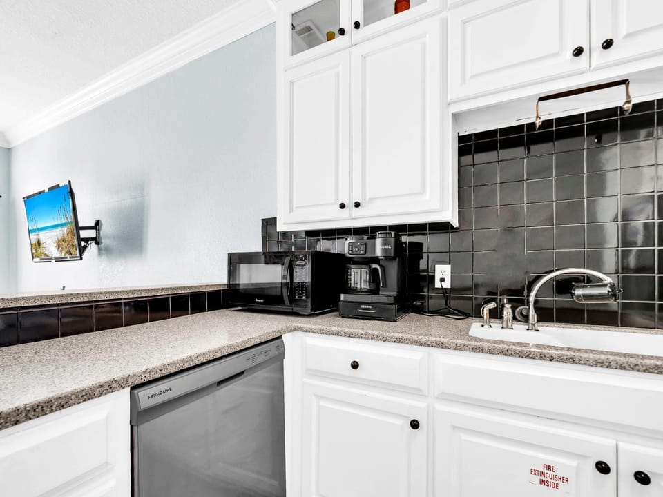 Condo, 1 Queen Bed (3B - The Seaglass Shack) | Private kitchen | Oven, toaster