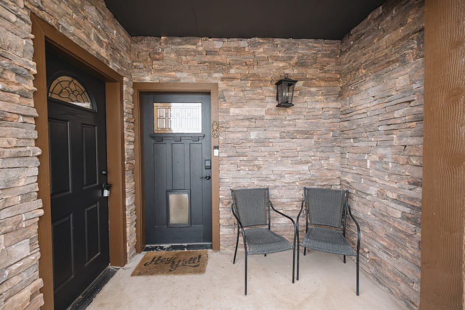 Private covered entry with seating—perfect for morning coffee or evening wine. This cozy Pinetop condo offers a peaceful mountain escape for couples and families, close to lakes, trails, and skiing.