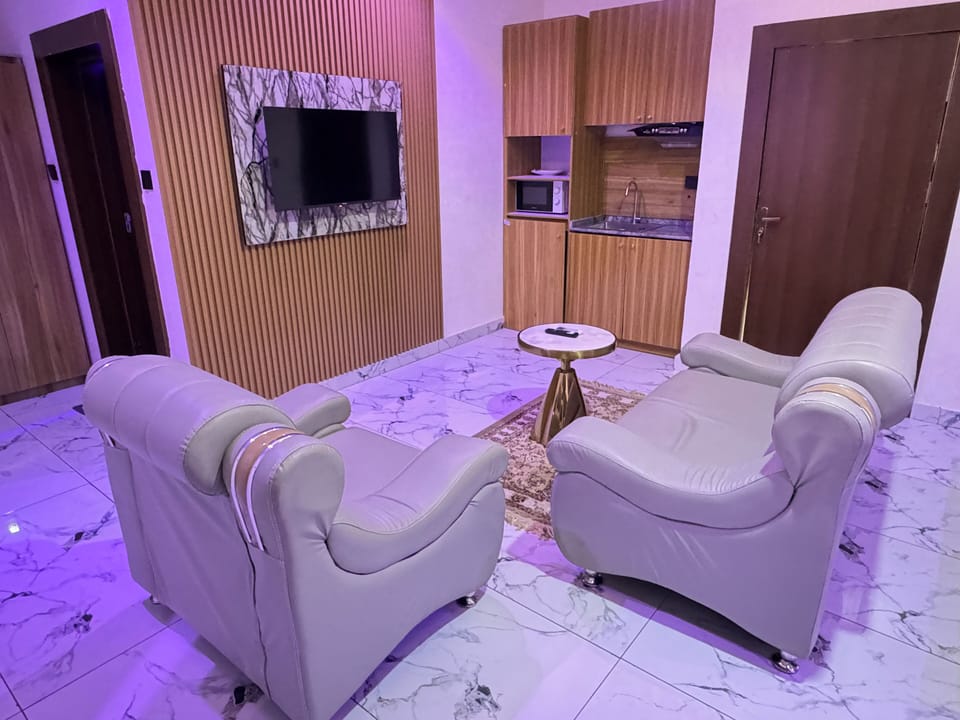 Exclusive Studio Suite, City View | Desk, laptop workspace, iron/ironing board, free WiFi