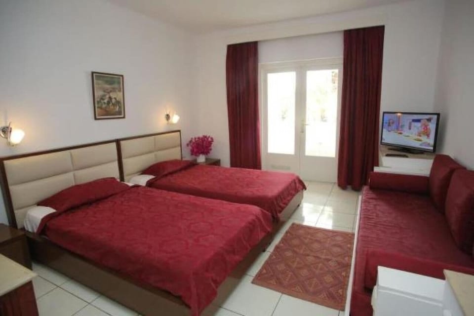 Double Room, Balcony | Minibar, in-room safe, cribs/infant beds, free WiFi