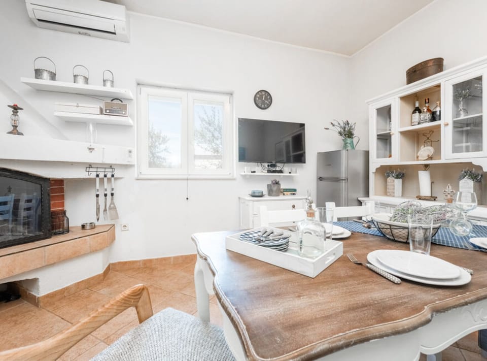 House (One Bedroom House with Terrace and Po) | Living room | 32-inch flat-screen TV with satellite channels