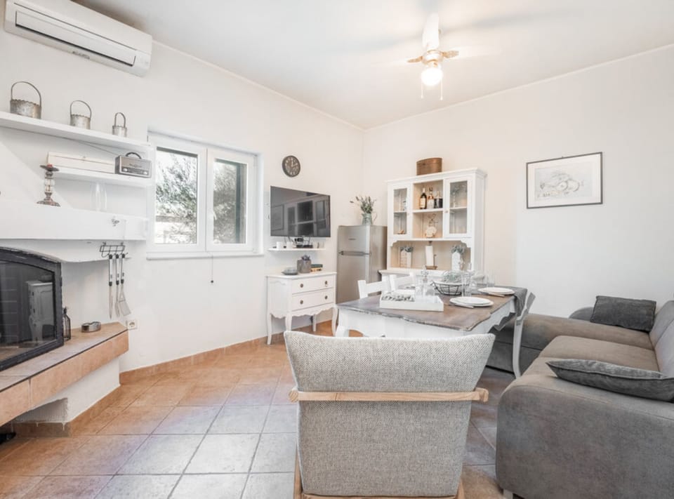 House (One Bedroom House with Terrace and Po) | Living room | 32-inch flat-screen TV with satellite channels