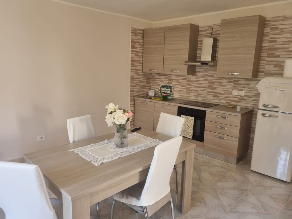 Basic Townhome, Mountain View | Private kitchen