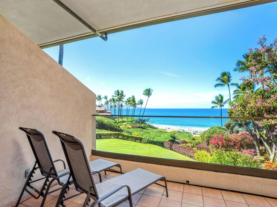 Experience an intimate Hawaiian retreat at this 2-bedroom second-floor condo on Po'olenalena Beach.