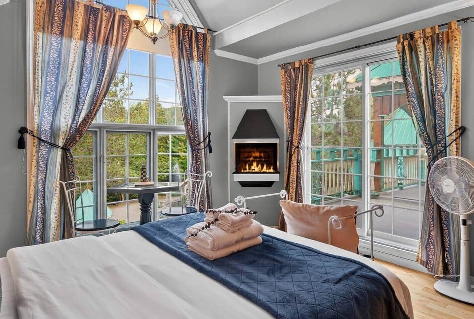 Bedroom 2 (Queen bed)