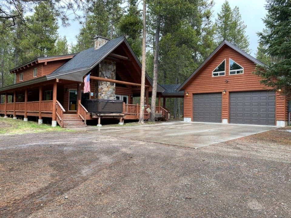 Front of Cabin and Loft with driveway