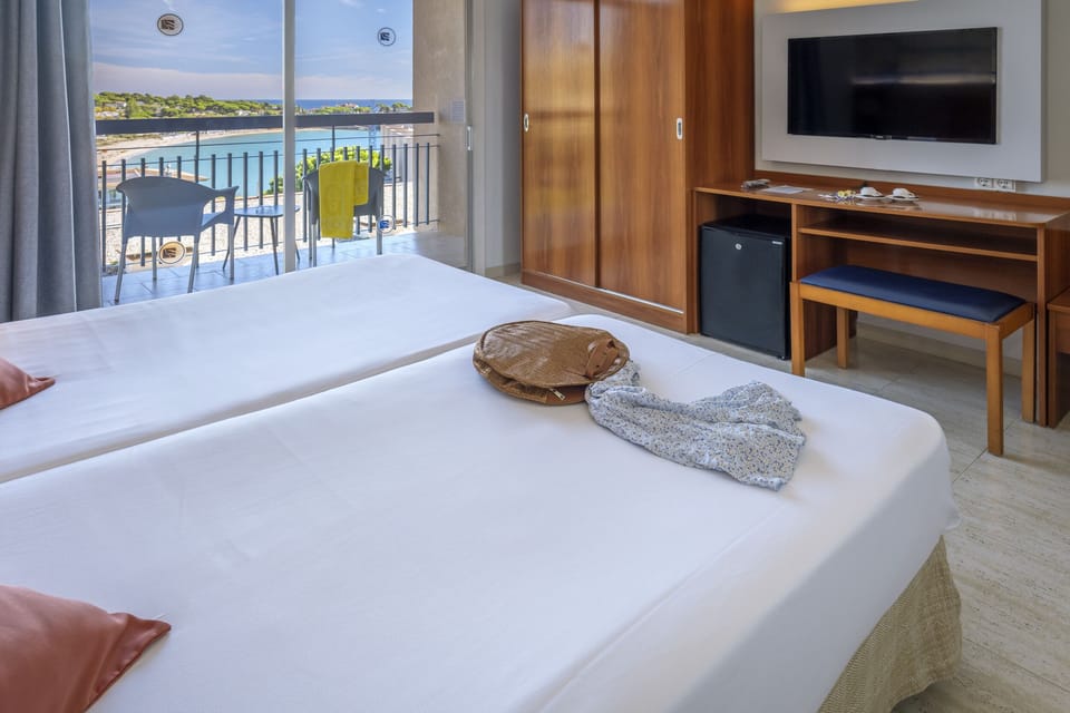 Double Room, Ocean View | Minibar, desk, blackout drapes, soundproofing