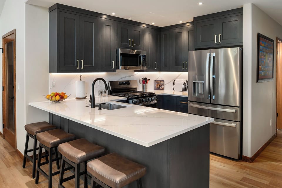 Seating for four at the breakfast bar