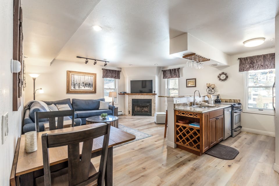 2 Bedroom/ 2 Bath Condo with Open Living Space