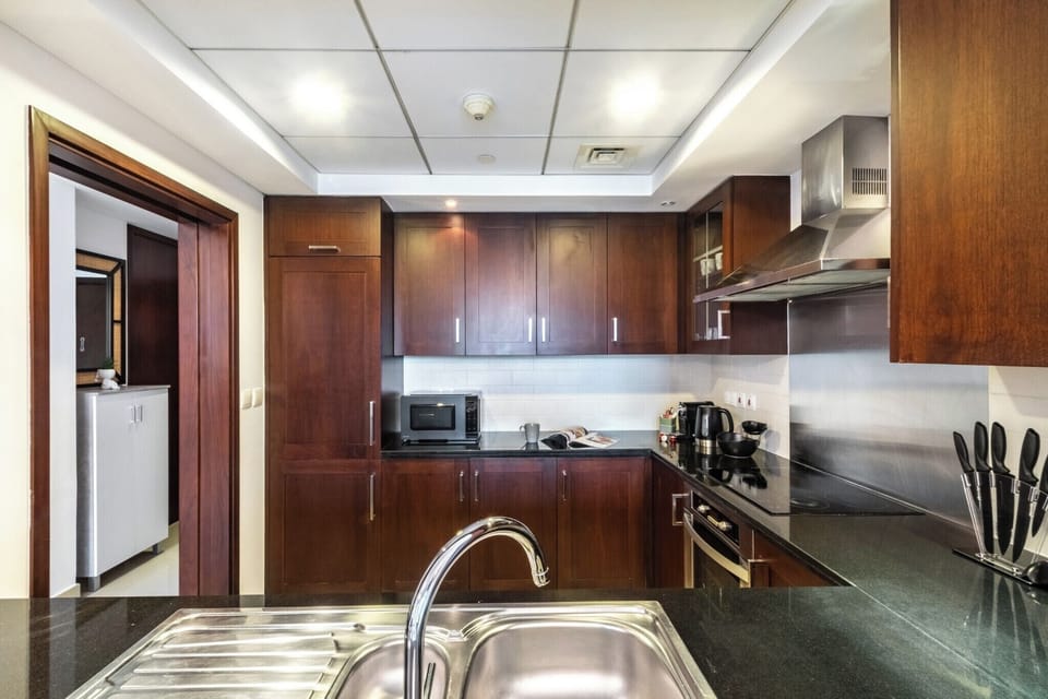 Deluxe Apartment, 1 Bedroom, Balcony, City View | Private kitchen | Fridge, microwave, oven, stovetop