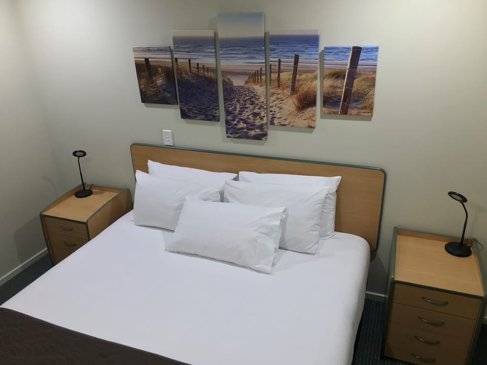 1 Bedroom G/F accessible unit | Iron/ironing board, free WiFi, bed sheets