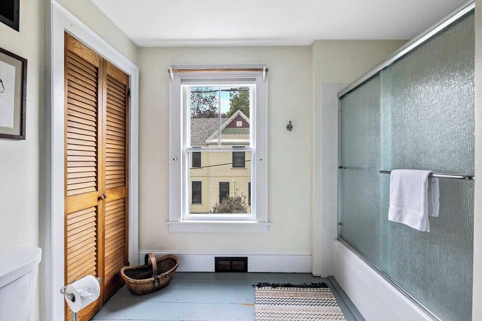 Start your day with natural light 🌿
A fresh, airy space designed for comfort and ease.