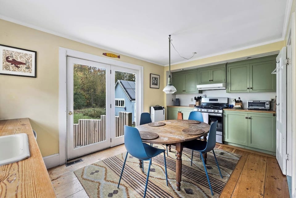 Charming kitchen with everything you need
Cook, dine, and enjoy with ease in this bright, functional space.