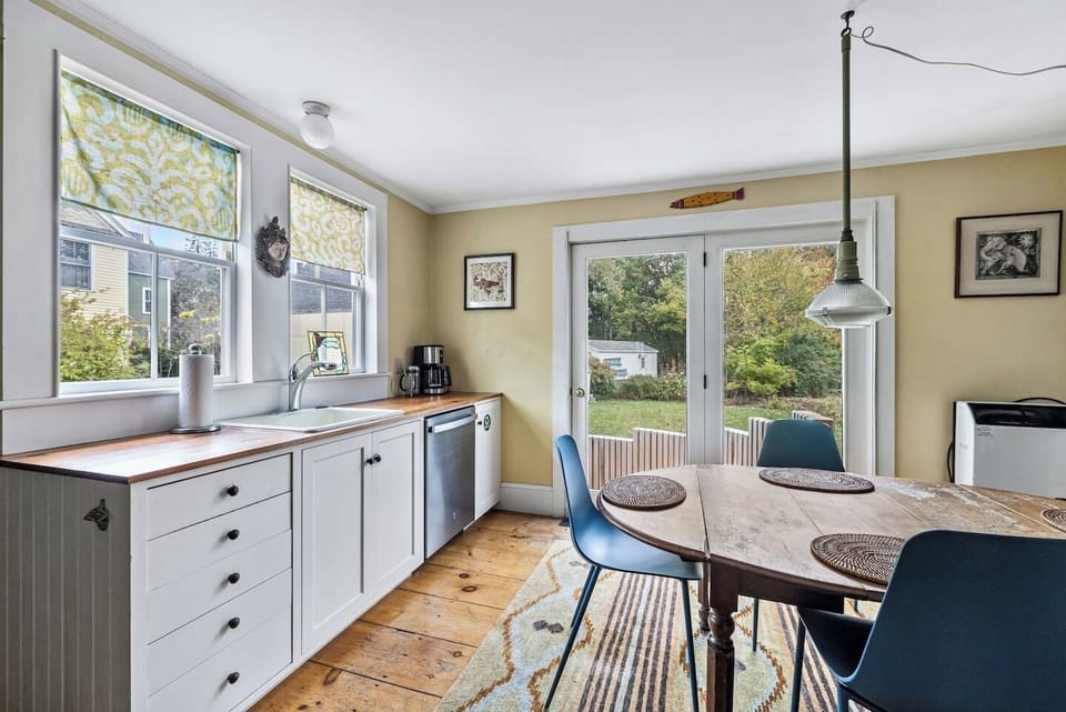 Cook, dine, and step right outside 🌿
Perfect for relaxed mornings and easy evenings.