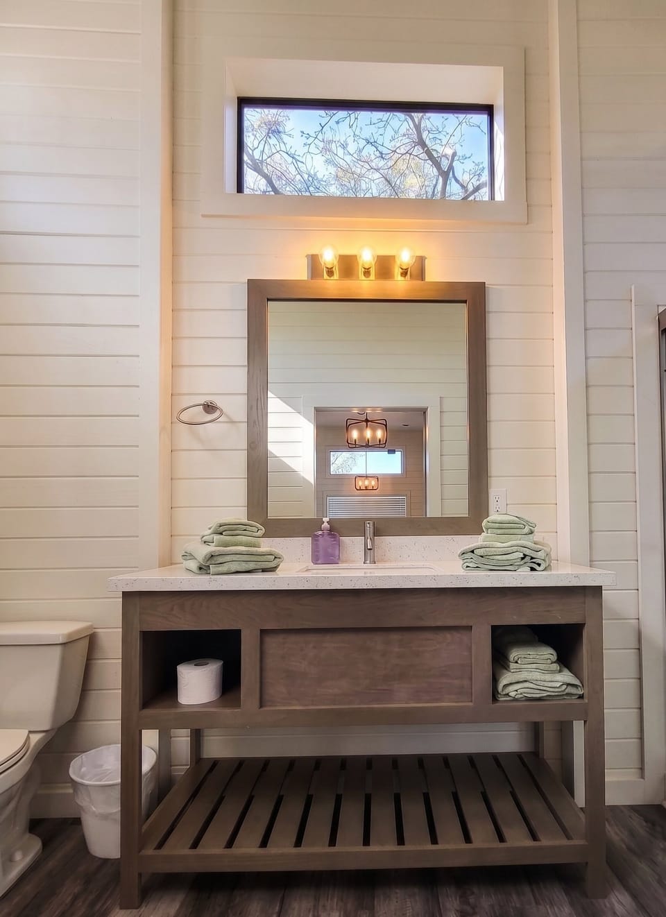 Shower, free toiletries, hair dryer, bidet