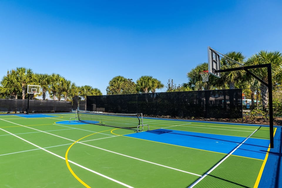 Skip the gym and get your workout and your fun in the sun! Our stunning community multi-sport court offers endless possibilities for active entertainment.
