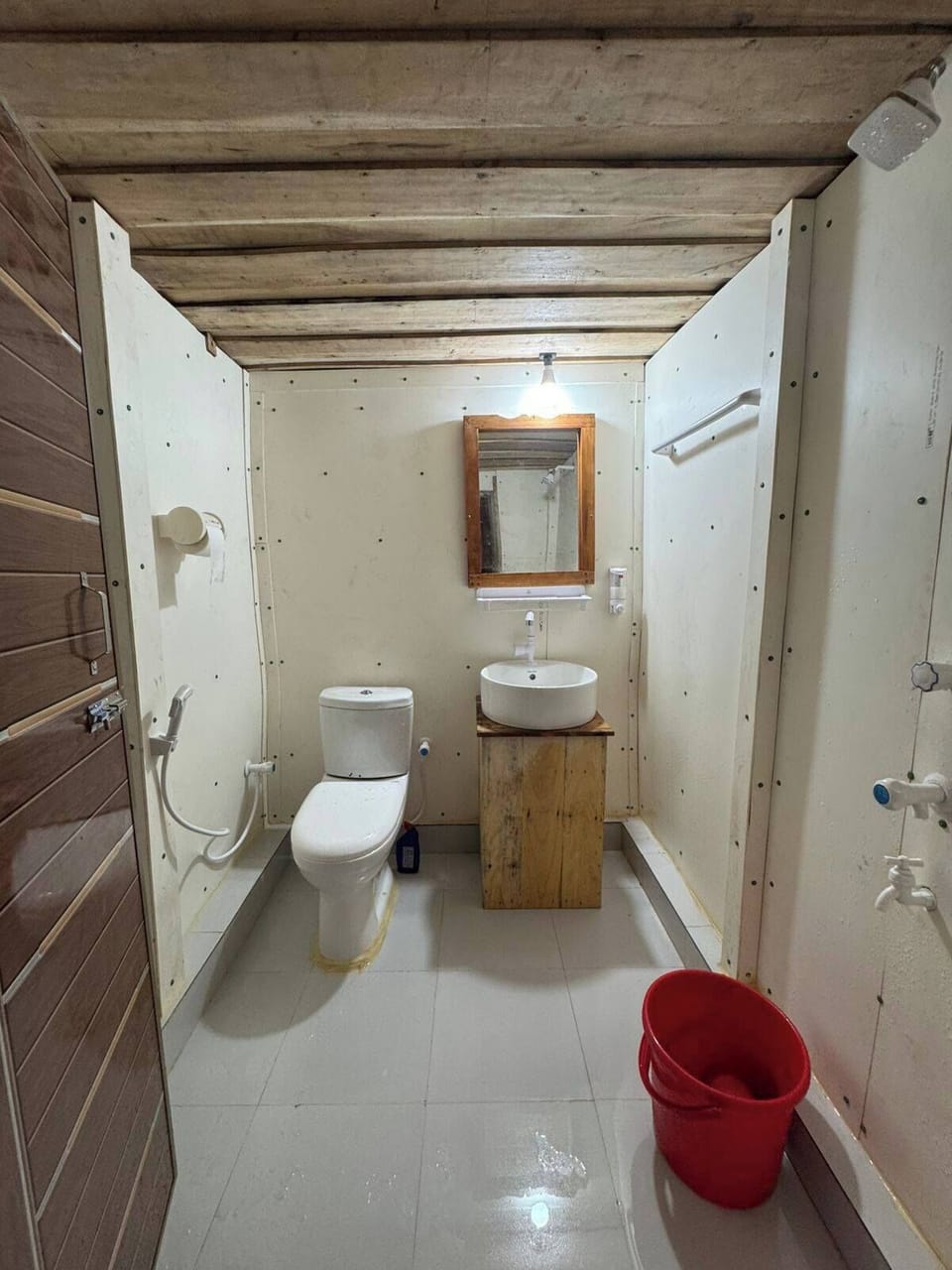 Deluxe Double Room, Canal View | Bathroom | Free toiletries, towels, soap, shampoo