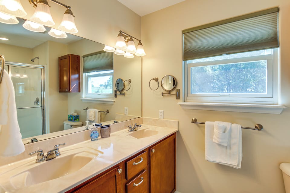Full Bathroom | 1st Floor | Towels Provided