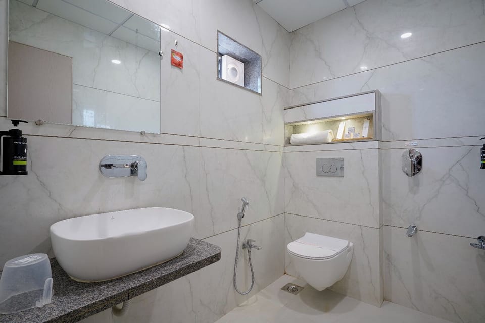 Executive Room | Bathroom | Shower, free toiletries, towels, soap