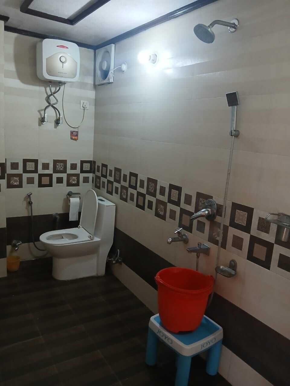 Shower, free toiletries, towels, soap