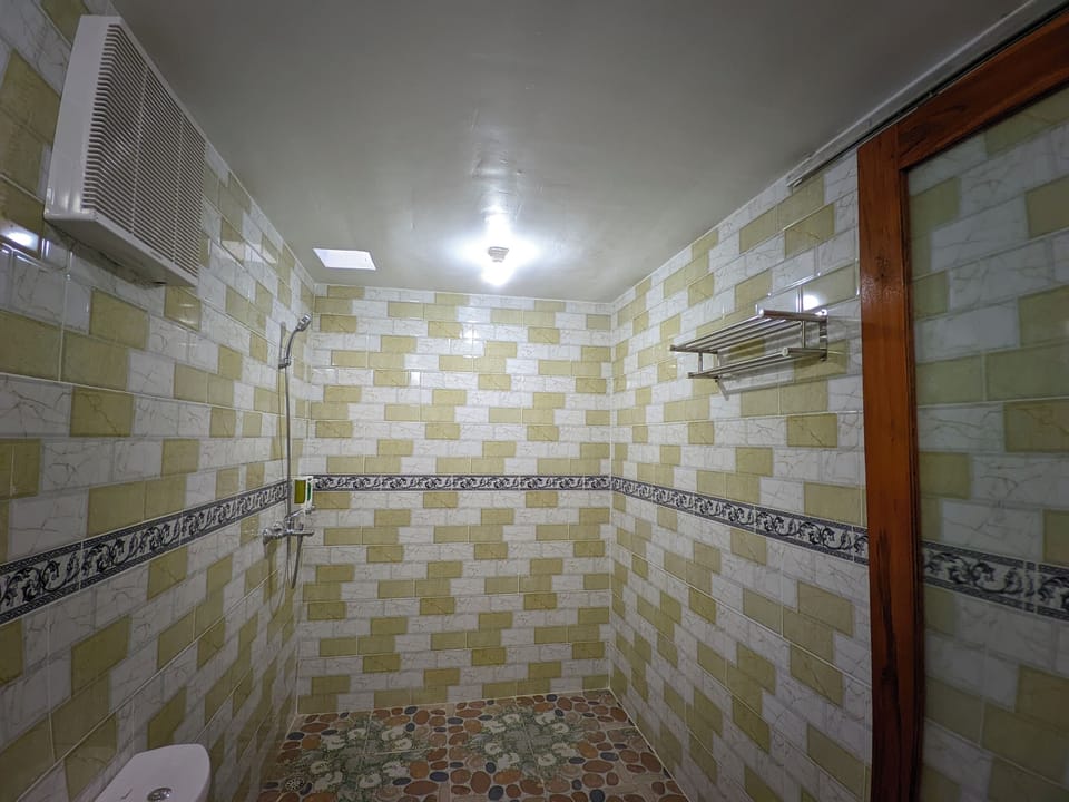 Comfort Double Room Single Use, Garden View | Bathroom | Free toiletries, hair dryer, bidet, towels