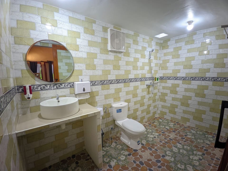 Comfort Double Room Single Use, Garden View | Bathroom | Free toiletries, hair dryer, bidet, towels