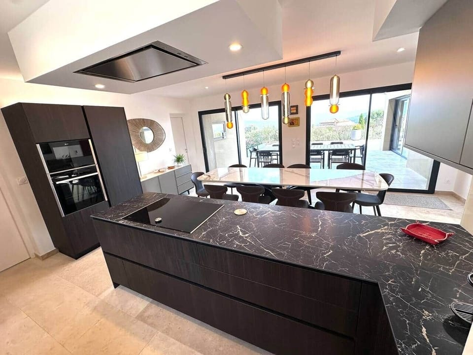Cook while entertaining in front of a beautiful Provençal landscape.