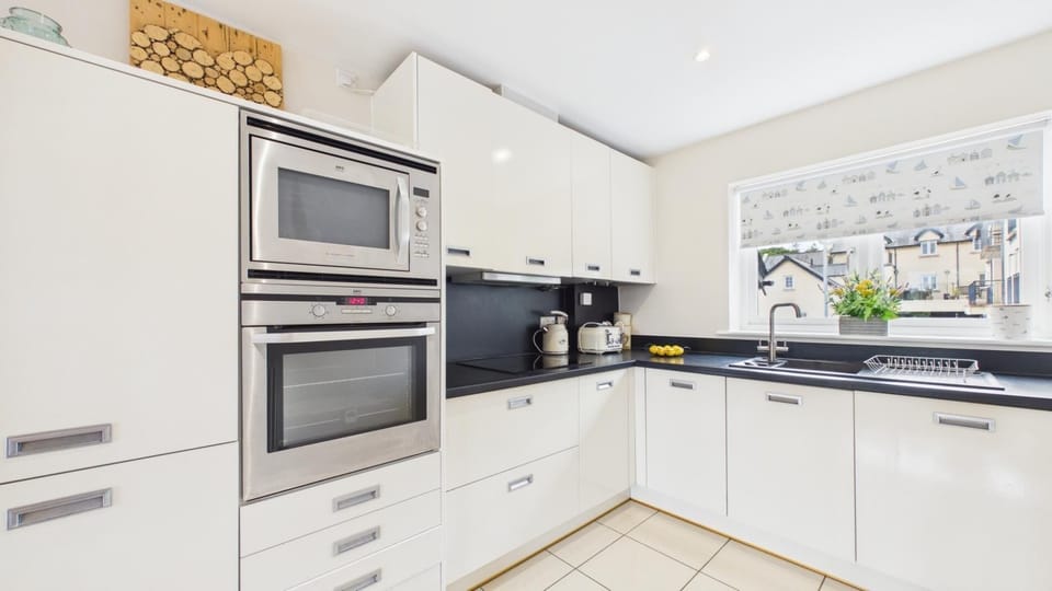 House (2 Bedrooms) | Private kitchen | Microwave, oven, stovetop, dishwasher