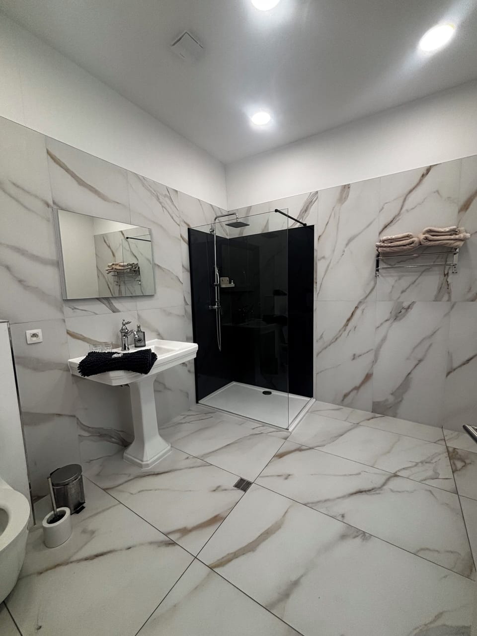 Quadruple Room, Non Smoking, City View | Bathroom | Hair dryer, towels, soap, shampoo