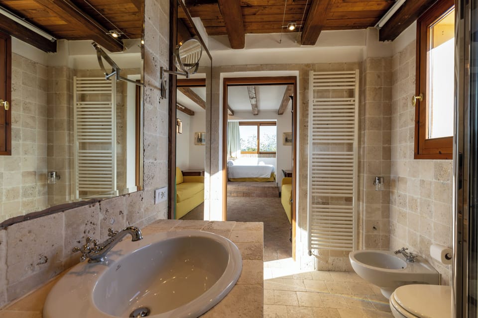 Family Suite | Bathroom | Free toiletries, hair dryer, towels, soap