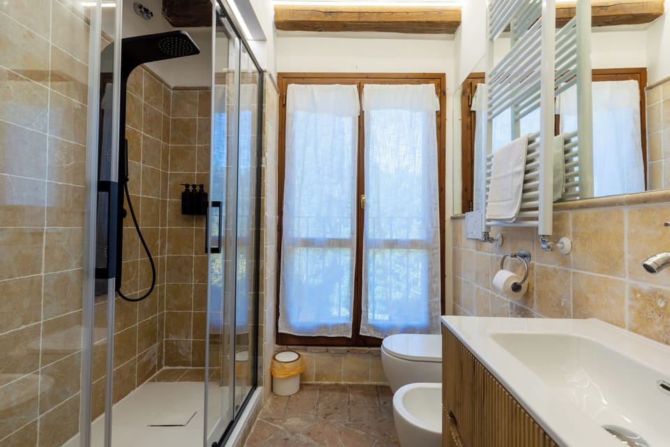 Family Suite | Bathroom | Free toiletries, hair dryer, towels, soap