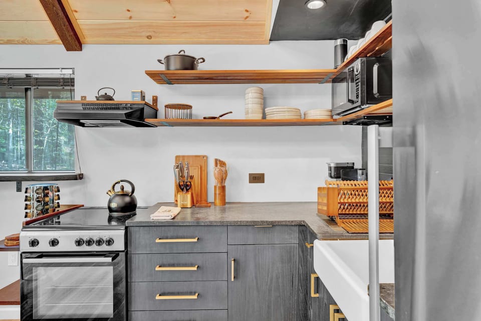 Modern Cabin Kitchen with Open Shelves and Wood Accents
