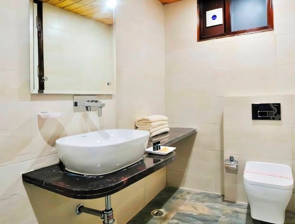 Slippers, soap, shampoo, toilet paper