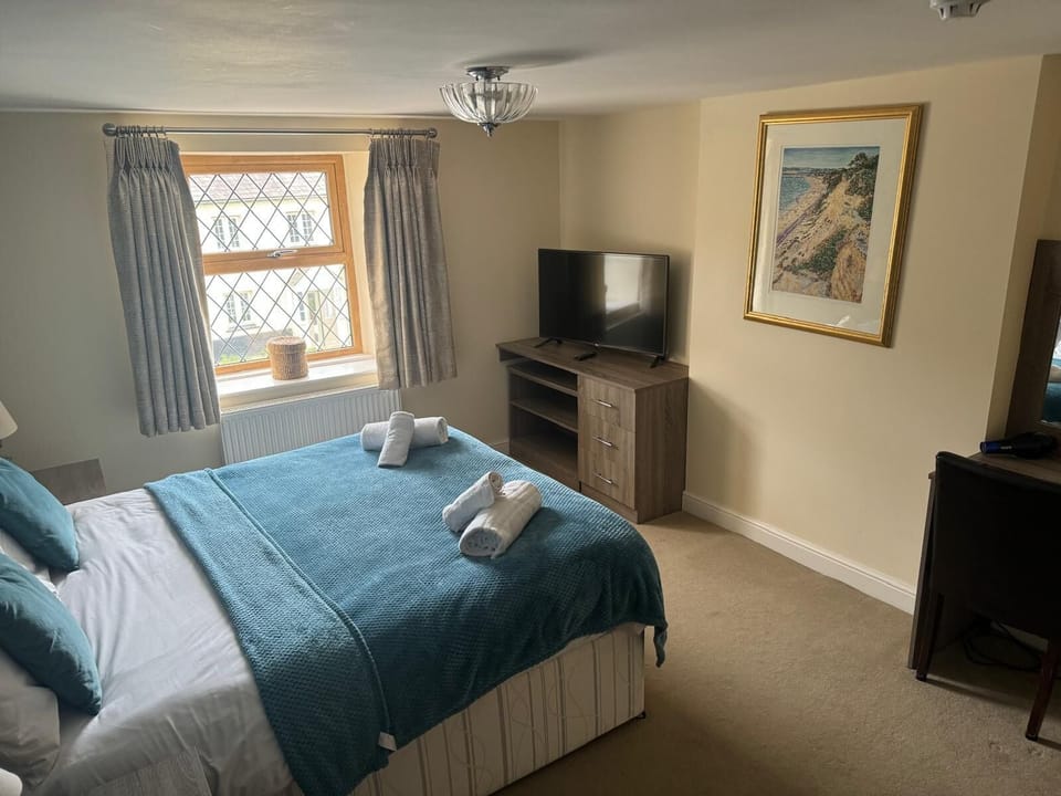 Deluxe Suite, Courtyard View | Iron/ironing board, free WiFi