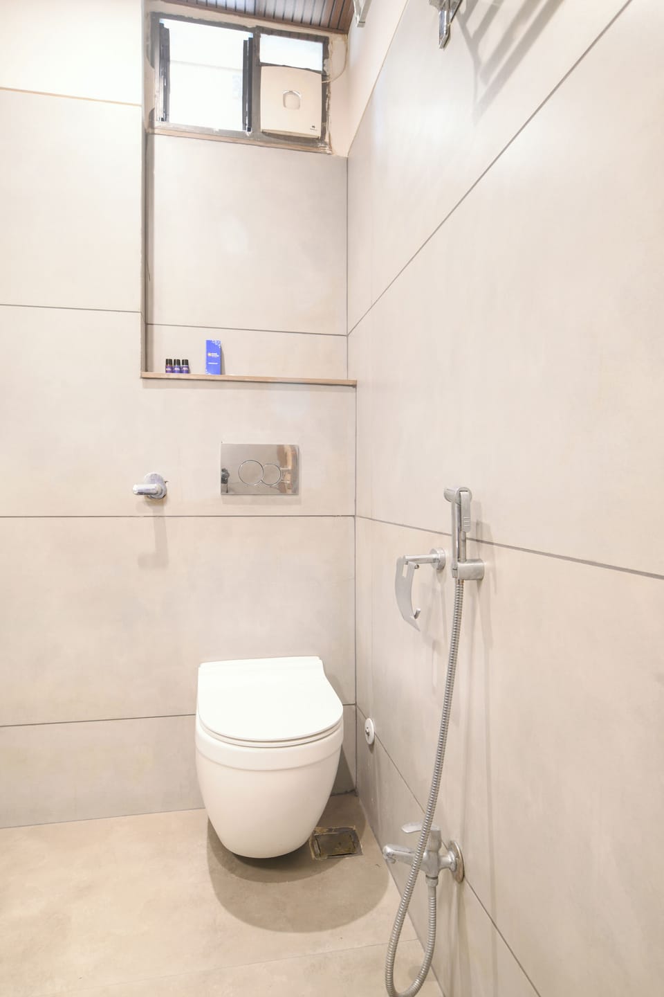 Superior Room | Bathroom | Shower, bidet, towels, soap