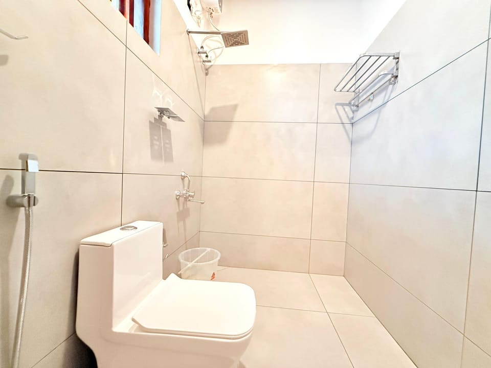 Shower, free toiletries, bathrobes, towels